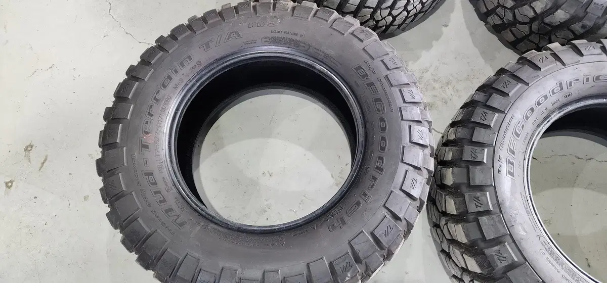 미국 BFGoodrich MT 255 75 17 타이어 4개 팝니다.